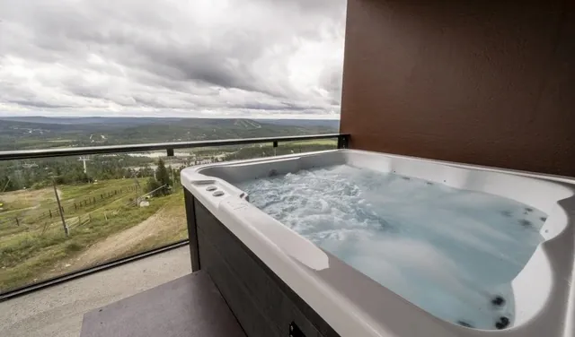 Private jacuzzi on a Naava Suite balcony overlooking the Iso-Syöte fell landscape