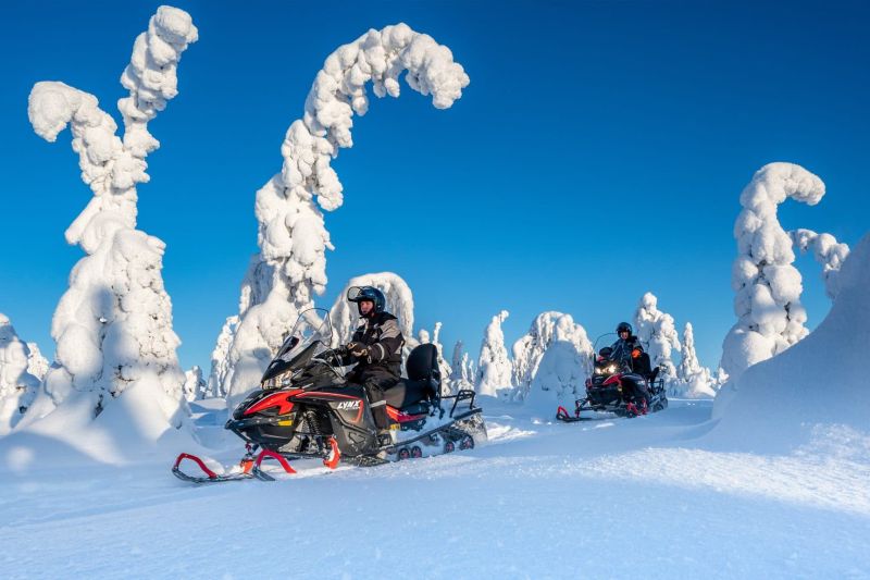 Moottorikelkka­­­safari ja pilkkiretki