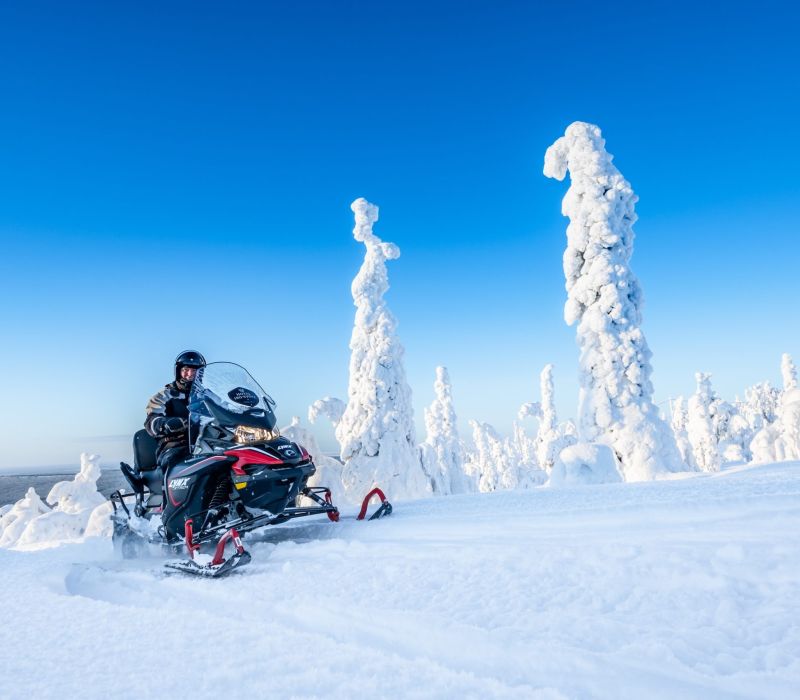 Moottorikelkka&shy;safari erämaahan