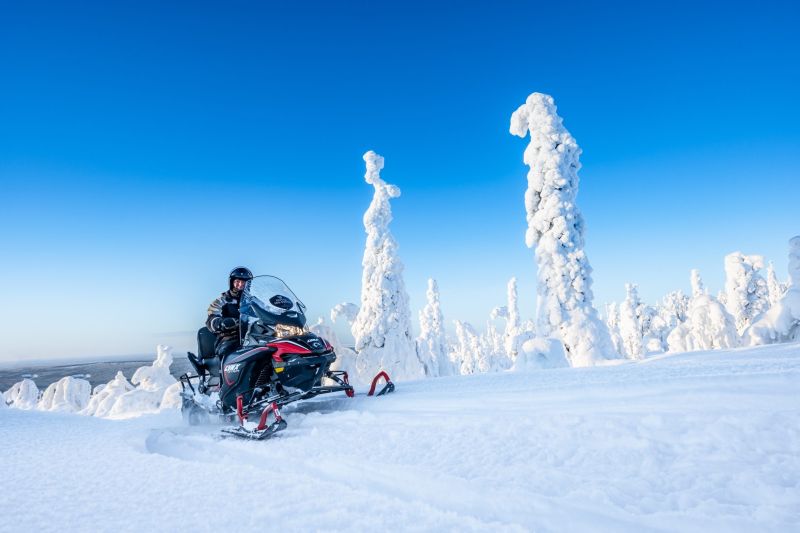 Moottorikelkka&shy;safari erämaahan