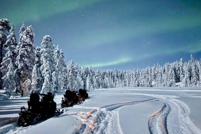 Revontulisafari moottorikelkalla
