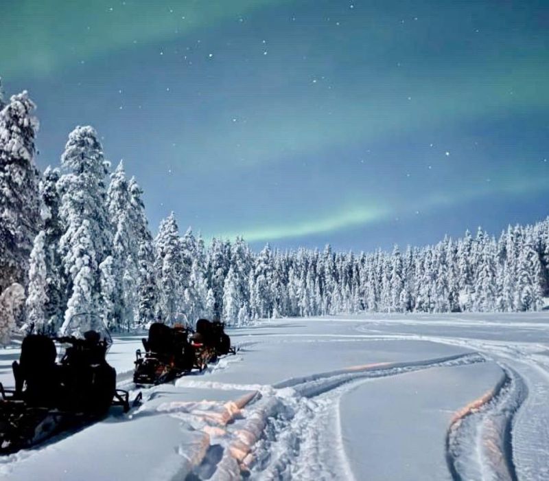 Revontulisafari moottorikelkalla